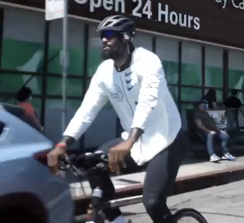 路人洛杉矶街头偶遇湖人集体出门骑车锻炼