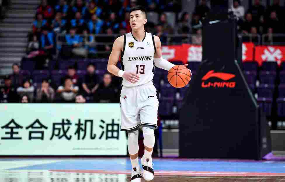 中国医科大学附属第一医院向辽宁男篮球员郭艾伦颁发感谢状