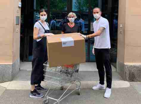 博努奇日前与妻子玛蒂娜-玛卡里捐赠了1.9万个签名口罩