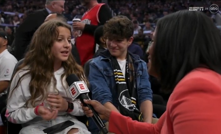被勒布朗惊呆的小美女：NBA历史最佳球员竟然坐我旁边